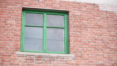 老房子上的绿色窗户复古城镇街拍